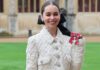 Emilia Clarke posiert auf Schloss Windsor mit ihrem Orden.