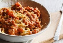 Spaghetti Bolognese ist wohl eines der beliebtesten Gerichte der schnellen Küche. Wer die Nudeln vom Vortag allerdings aufwärmt