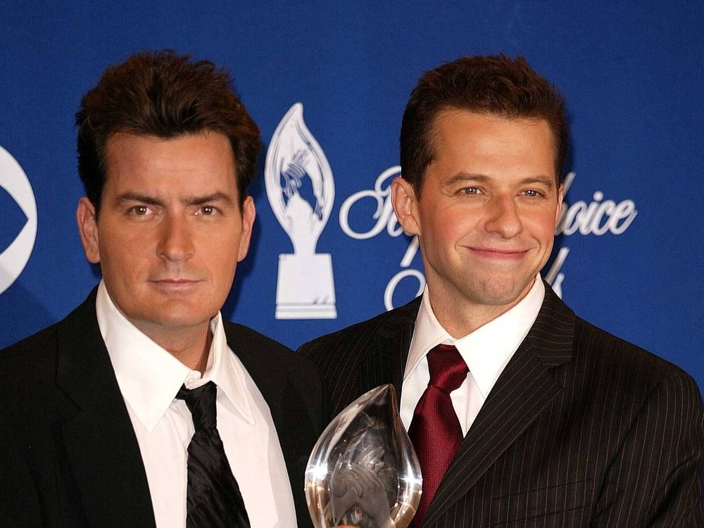 Charlie Sheen (li.) und Jon Cryer standen bis 2011 für "Two And A Half Men" gemeinsam vor der Kamera.