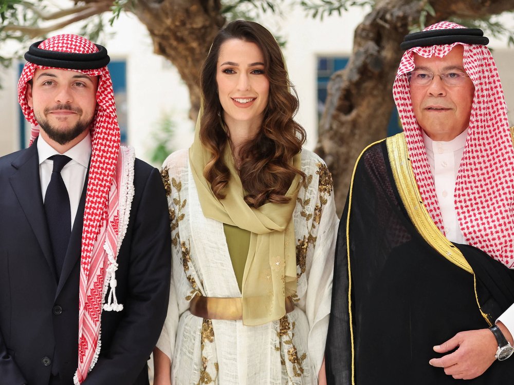 Prinzessin Rajwa mit ihrem Ehemann Hussein (li.) und Vater Khaled.