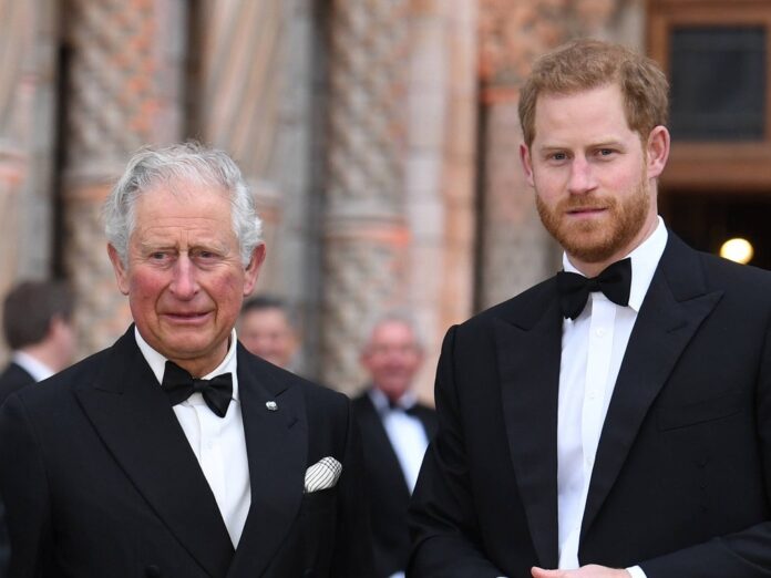 Prinz Harry (r.) soll in Kürze zu seinem Vater Charles reisen.