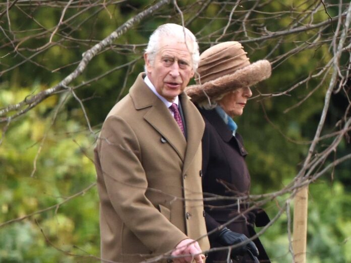 König Charles III. und Königin Camilla am Sonntag in Sandringham - einen Tag vor Bekanntwerden der Krebserkrankung des Royals.