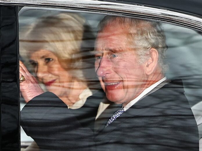 König Charles III. und Königin Camilla beim Verlassen des Clarence House.