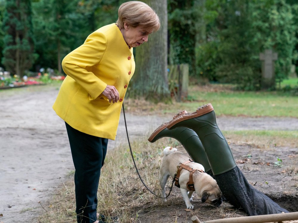 Fortsetzung für "Miss Merkel": Angela (Katharina Thalbach) und Mops Helmut finden eine Leiche.