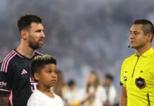 Lionel Messi kam in Los Angeles in Begleitung von Kim Kardashians Sohn Saint auf das Spielfeld.