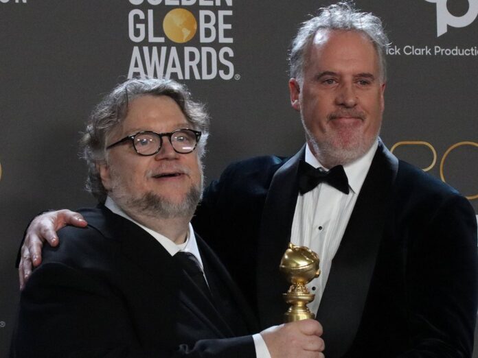 Guillermo del Toro (l.) und Mark Gustafson bei den Golden Globes im Januar 2023.
