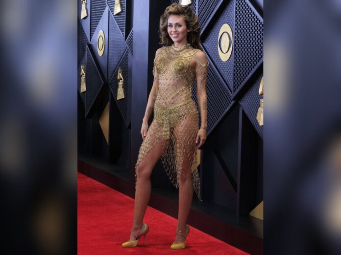 Miley Cyrus auf dem roten Teppich der Grammy Awards 2024 in Los Angeles.