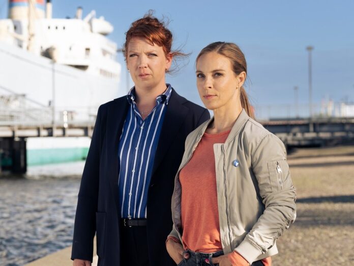Die Rostocker Kommissarinnen Katrin König (Anneke Kim Sarnau) und Melly Böwe (Lina Beckmann) suchen im 
