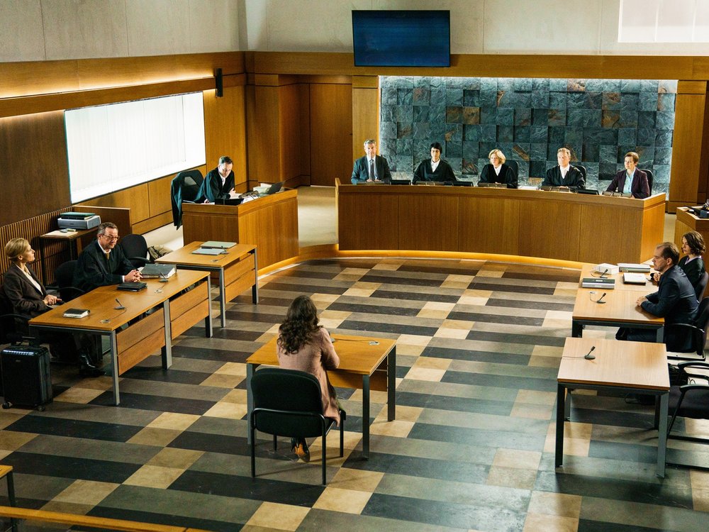 "Sie sagt. Er sagt.": Im Sitzungssaal des Gerichts sitzen sich unter anderem Katharina Schlüter (Ina Weisse