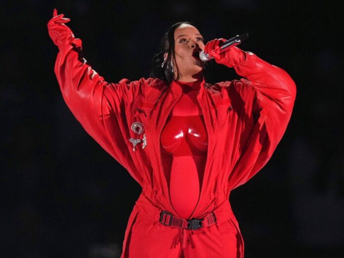 R&B- und Pop-Sängerin Rihanna trat 2023 in der Halbzeit des Super Bowls auf.