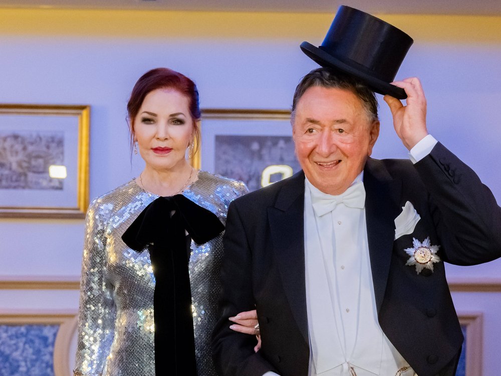 Priscilla Presley und Richard Lugner während eines Fototermins im Rahmen des Wiener Opernballs.