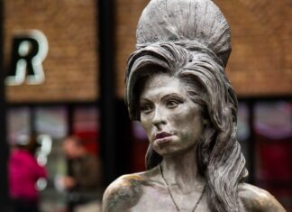 Auf dem Stables Market in Camden Town im Norden Londons steht eine Bronzestatue der britischen Sängerin Amy Winehouse.