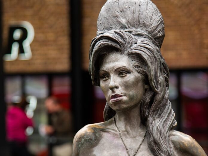 Auf dem Stables Market in Camden Town im Norden Londons steht eine Bronzestatue der britischen Sängerin Amy Winehouse.