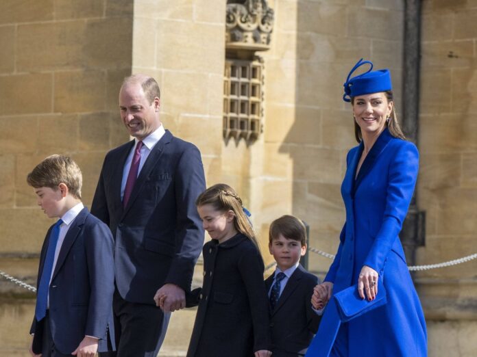 Auf dem Weg zum Ostergottesdienst 2023 präsentierten sich William und Kate mit ihren Kindern in abgestimmter blauer Kleidung. Dieses Jahr werden sie wohl fehlen.