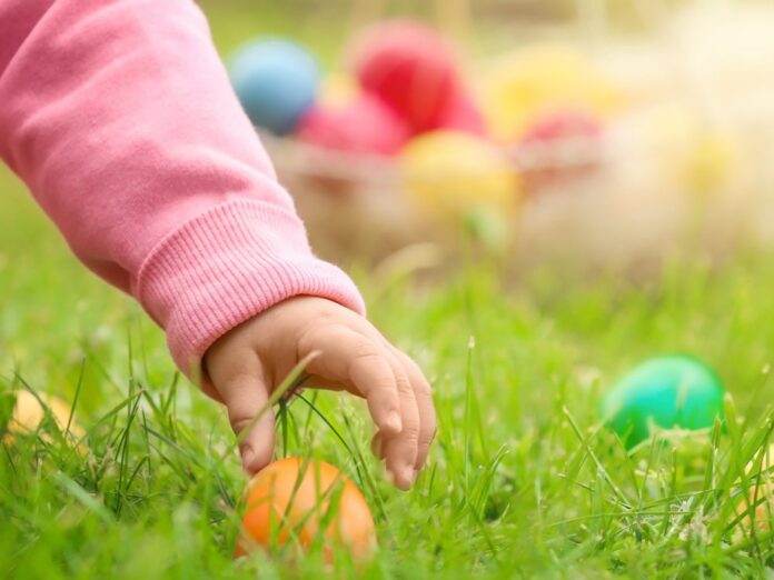 Einer der beliebtesten Osterbräuche: das Eiersuchen.