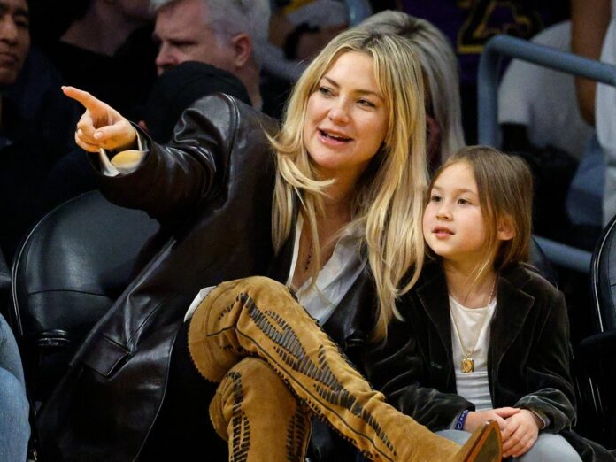 Schau mal: Kate Hudson mit ihrer Tochter Rani bei einem Spiel der Los Angeles Lakers.
