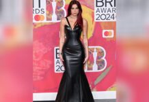 Dua Lipa auf dem roten Teppich der Brit Awards.