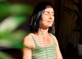 Eye-Yoga lässt sich leicht in den Alltag integrieren: Mit einfachen Übungen den Augen eine wohlverdiente Pause schenken.