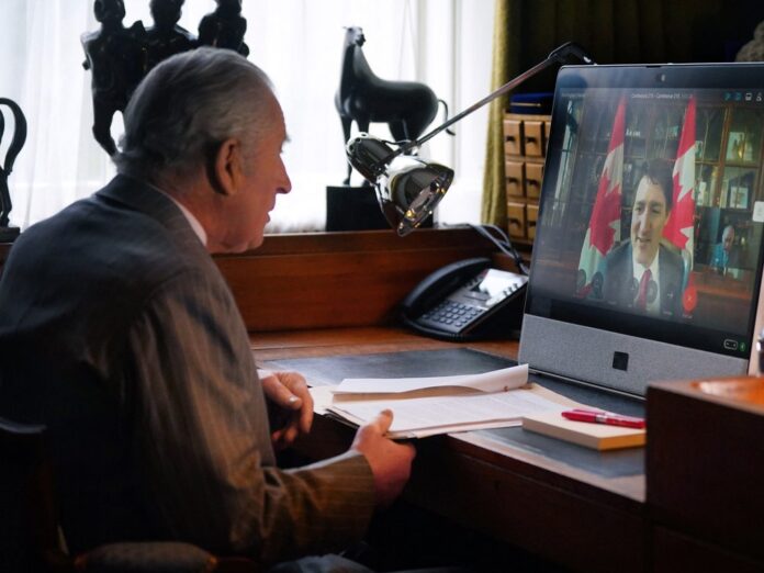 König Charles III. (l.) beim Videocall mit dem kanadischen Premierminister Justin Trudeau.
