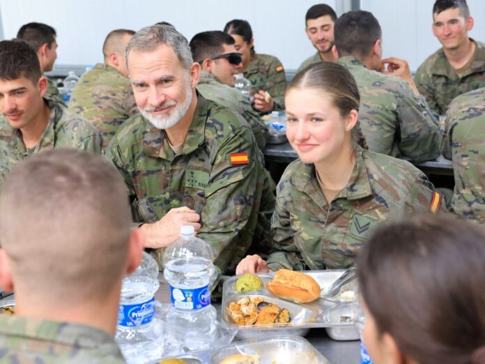 König Felipe VI. und Prinzessin Leonor beim Essen in der Militärkantine.