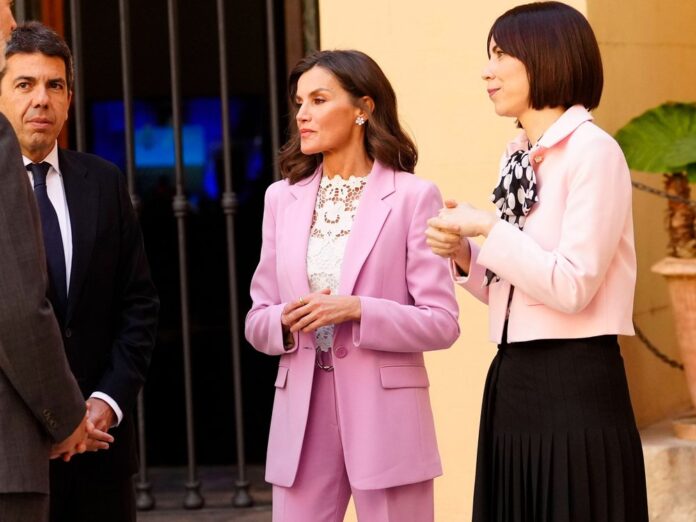 Letizia von Spanien begeistert im pinken Anzug von Hugo Boss.