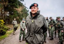 Truppen-Besuch bei ukrainischen Soldaten: König Willem-Alexander in Uniform.