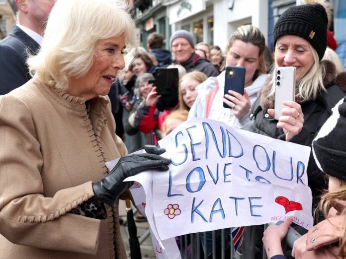 Königin Camilla hält in der englischen Stadt Shrewsbury eine Genesungskarte für Prinzessin Kate in der Hand.