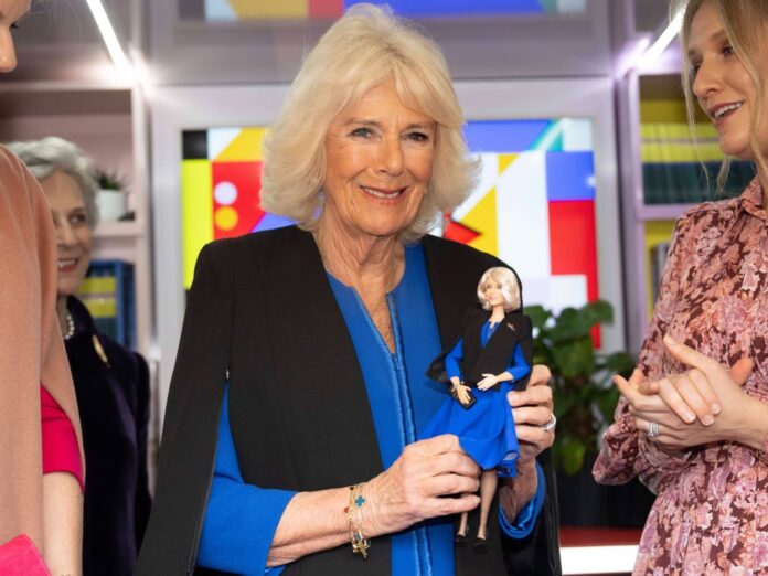 Königin Camilla mit ihrer Barbie-Puppe.