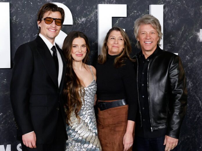 Unterstützen Millie Bobby Brown bei ihrer Filmpremiere: ihr Verlobter Jake Bongiovi (l.) und ihre Schwiegereltern in spe - Jon Bon Jovi und Dorothea Hurley.