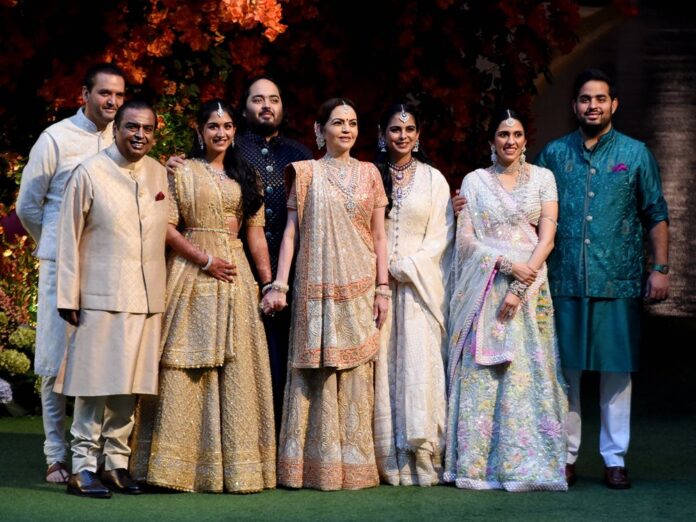Mukesh Ambani (vorne links) mit seiner Familie bei der Verlobung von Sohn Anant Ambani (4.v.l.) mit Radhika Merchant (3.v.l.).