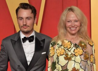 In Begleitung ihres ältesten Sohnes Brandon Thomas Lee strahlte Pamela Anderson ungeschminkt auf dem roten Teppich der Vanity Fair Oscar Party.