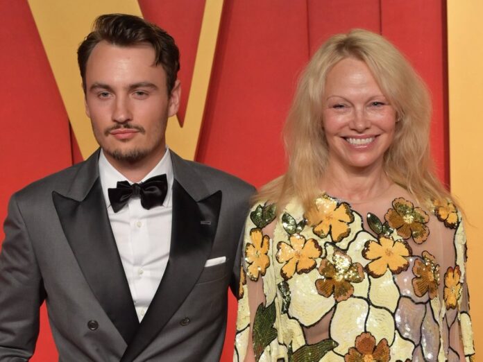 In Begleitung ihres ältesten Sohnes Brandon Thomas Lee strahlte Pamela Anderson ungeschminkt auf dem roten Teppich der Vanity Fair Oscar Party.