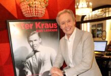 Der Jubilär freute sich über seine Geburtstags-Dokumentation "Peter Kraus - eine Legende"