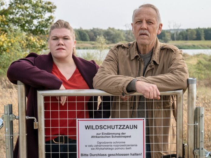 Die Ermittler Alexandra Luschke (Gisa Flake) und Karl Rogov (Frank Leo Schröder) bei ihren Ermittlungen im deutsch-polnischen Seuchen-Sperrgebiet