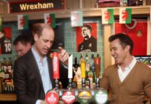 Prinz William im Kult-Pub "The Turf" im walisischen Wrexham.