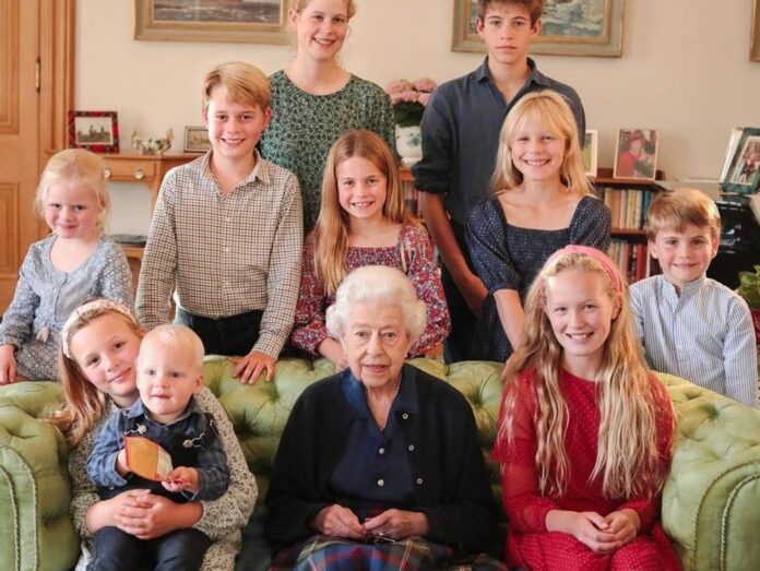 War hier Photoshop im Spiel? Umgeben von ihren Enkeln und Urenkeln: Queen Elizabeth II. im Sommer 2022 auf Schloss Balmoral.