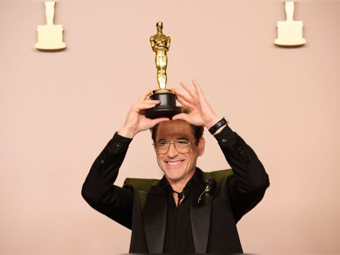 Robert Downey Jr. mit seinem Oscar für 