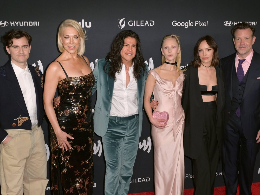 Zu sechst posierten einige Mitglieder des "Ted Lasso"-Casts auf dem roten Teppich der GLAAD Media Awards:  Billy Harris