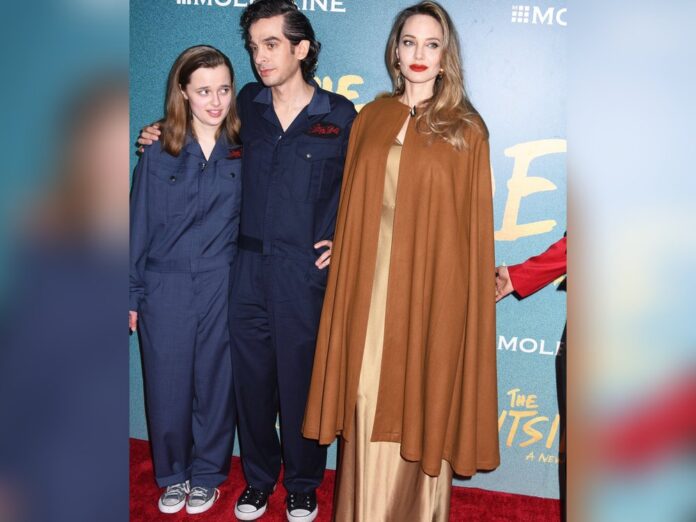 Vivienne (links) mit Justin Levine und ihrer Mutter Angelina Jolie bei der Broadway-Premiere.