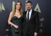 Antonio Banderas und seine Partnerin Nicole Kimpel zusammen auf dem roten Teppich der Talia Awards 2024 in Madrid.