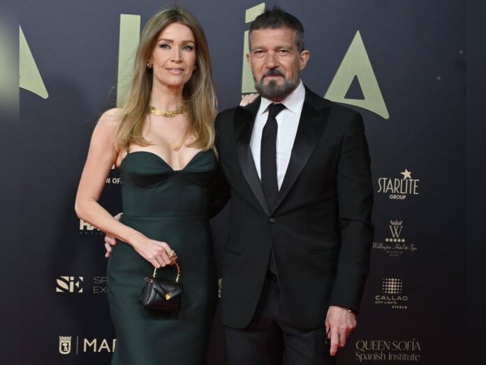 Antonio Banderas und seine Partnerin Nicole Kimpel zusammen auf dem roten Teppich der Talia Awards 2024 in Madrid.
