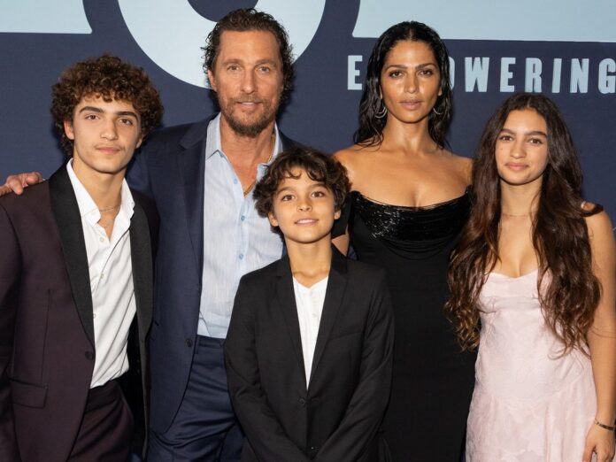 Matthew McConaughey und Camila Alves mit ihren gemeinsamen Kindern Levi (l.)