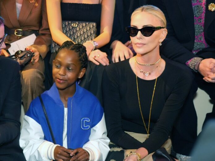 Charlize Theron hat sich mit Tochter August bei der Dior-Show in New York gezeigt.