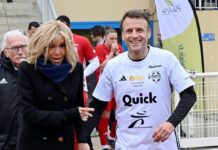 Emmanuel Macron mit seiner Frau Brigitte Macron am Fussballplatz.