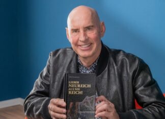 Der Unternehmer Dirk Kessemeier mit seinem Buch "Lieber neureich als nie reich".
