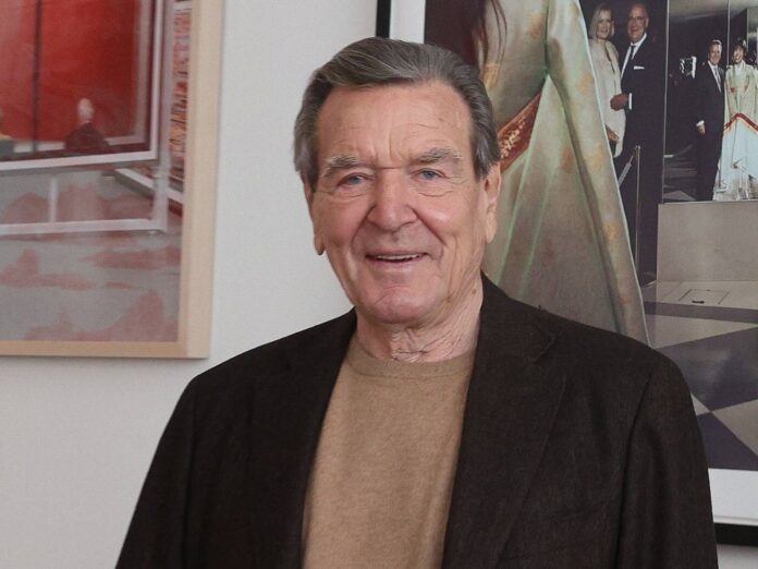 Altkanzler Gerhard Schröder Anfang des Jahres in seiner Kanzlei - seine Frau hat ihm gesundes Essen verordnet.