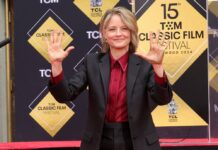 Hollywood-Star Jodie Foster präsentiert stolz ihre zementverschmierten Hände