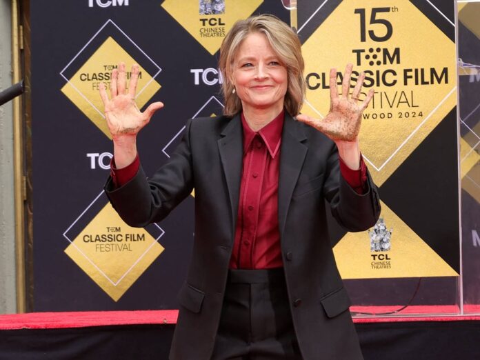 Hollywood-Star Jodie Foster präsentiert stolz ihre zementverschmierten Hände