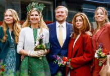Mit Königin Máxima und den drei Töchtern feiert Willem-Alexander den Koningsdag 2024 in Emmen.