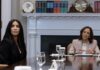 Kim Kardashian (l.) sitzt mit US-Vizepräsidentin Kamala Harris am runden Tisch im Weissen Haus.